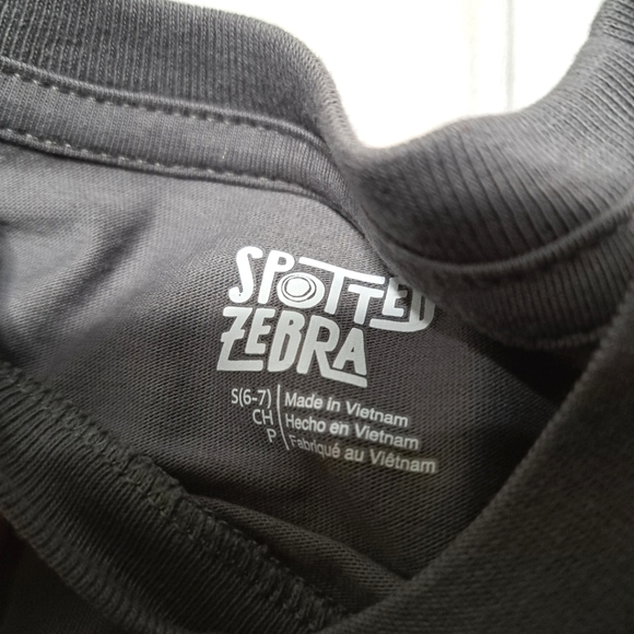 4 Spotted Zebra T Shirts. 2 Graphic Tees and 2 Solid Color Tees. Size small 6-7 - Picture 9 of 13